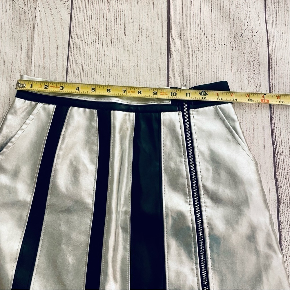 LF SEEK THE LABEL Women’s Metallic Silver & Black Vegan Leather Skirt Size Small - Picture 3 of 7